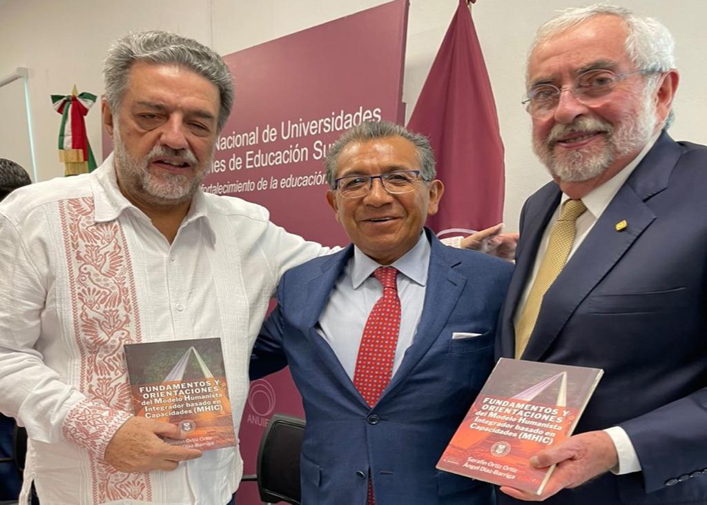 Entrega Rector de la UATx libro sobre el MHIC a autoridades educativas del país
